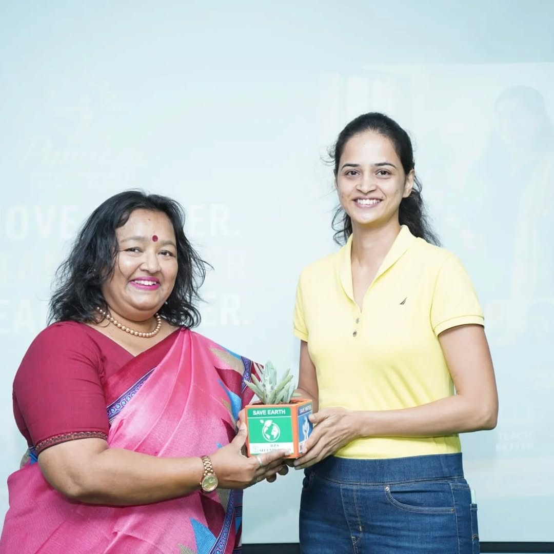 Dr. Shruti receiving recognition